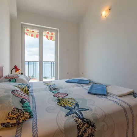 Apartment Julija 5 *