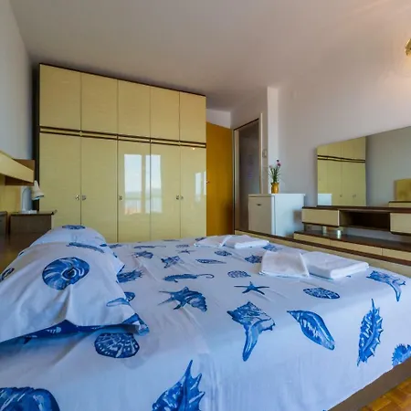 Apartment Julija 5 *