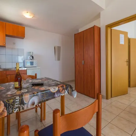 Apartment Julija 5 *