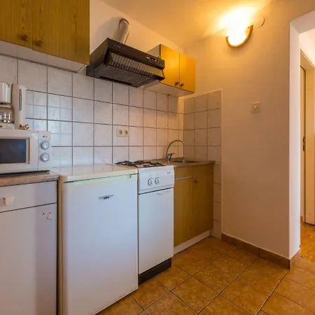 Julija 5 *