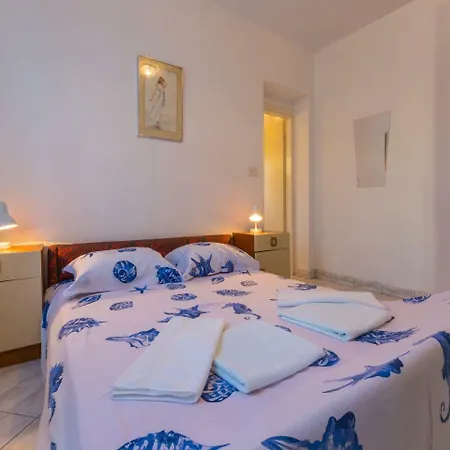 Apartment Julija 5 *