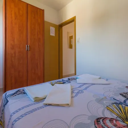Apartment Julija 5 *