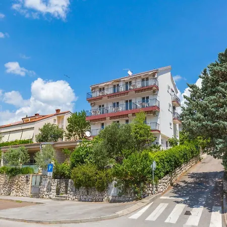 Apartment Julija 5 *